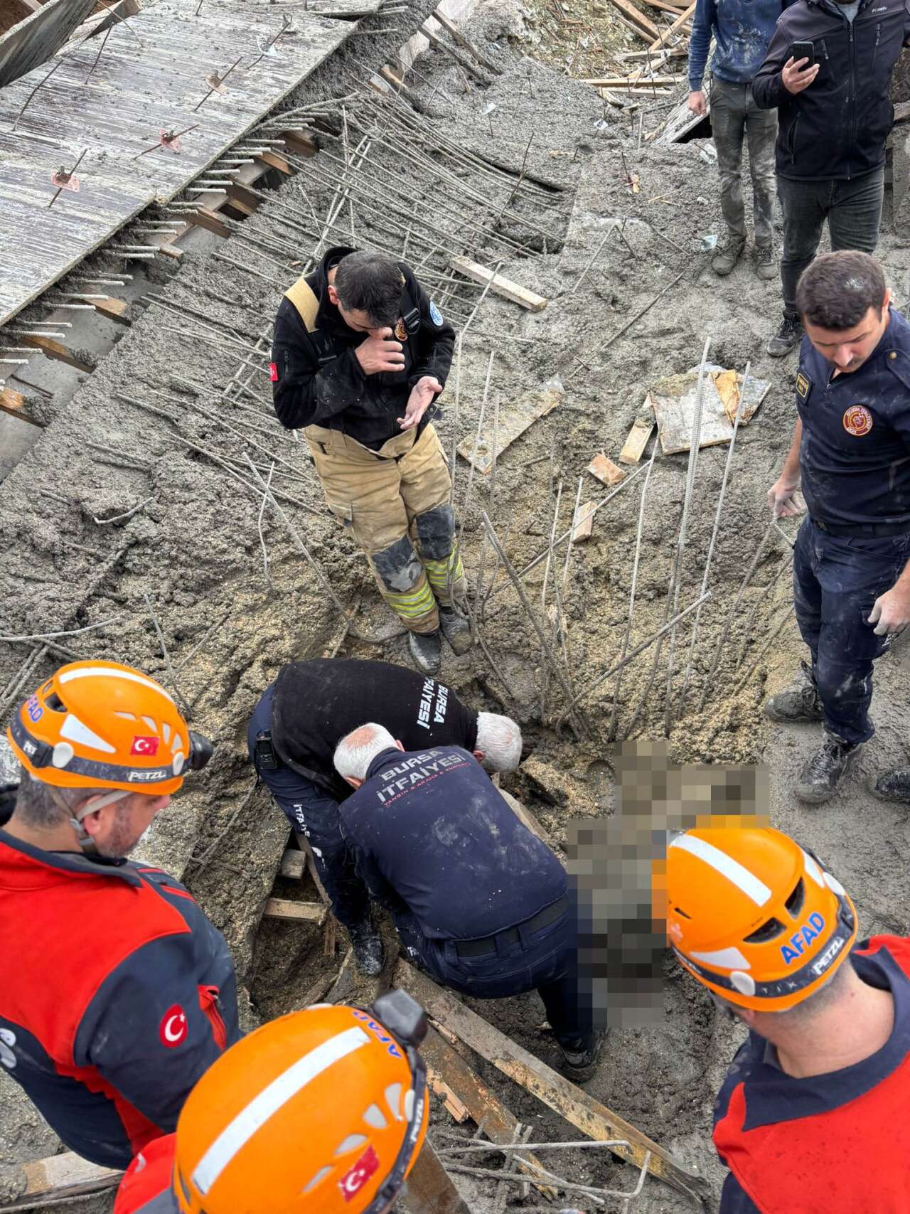 İşçiler tonlarca betonun altında kaldı! 1 ölü, 2 yaralı var 2